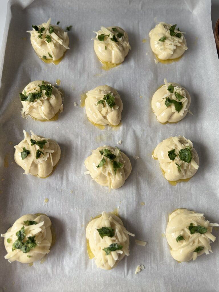 sourdough discard garlic knots