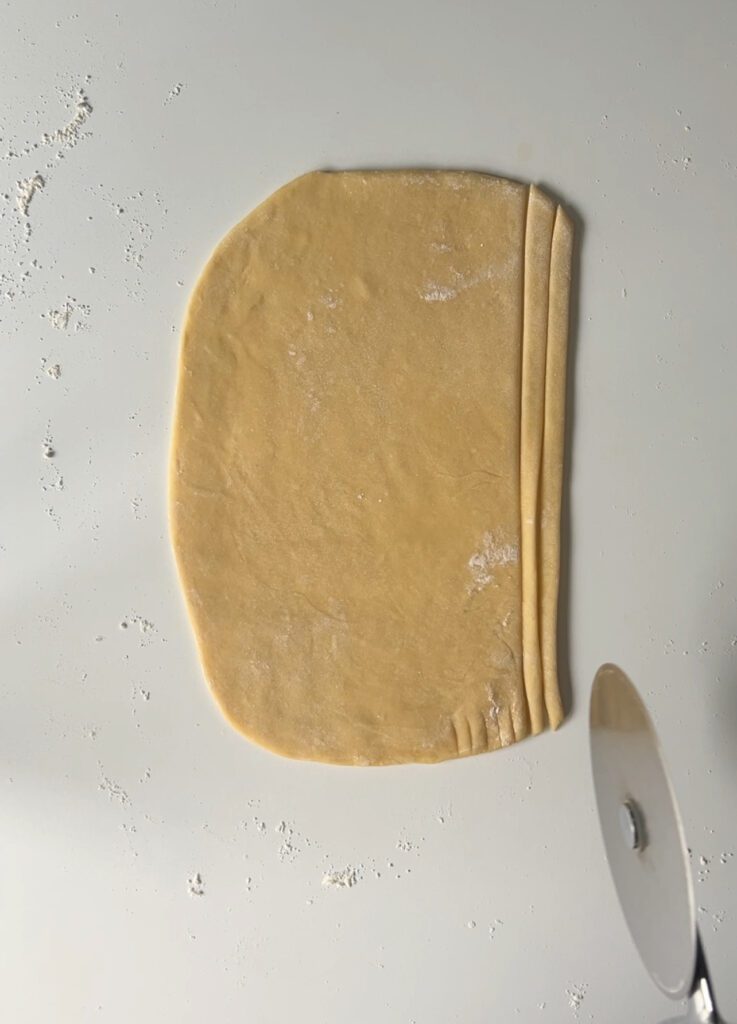 cutting the pasta