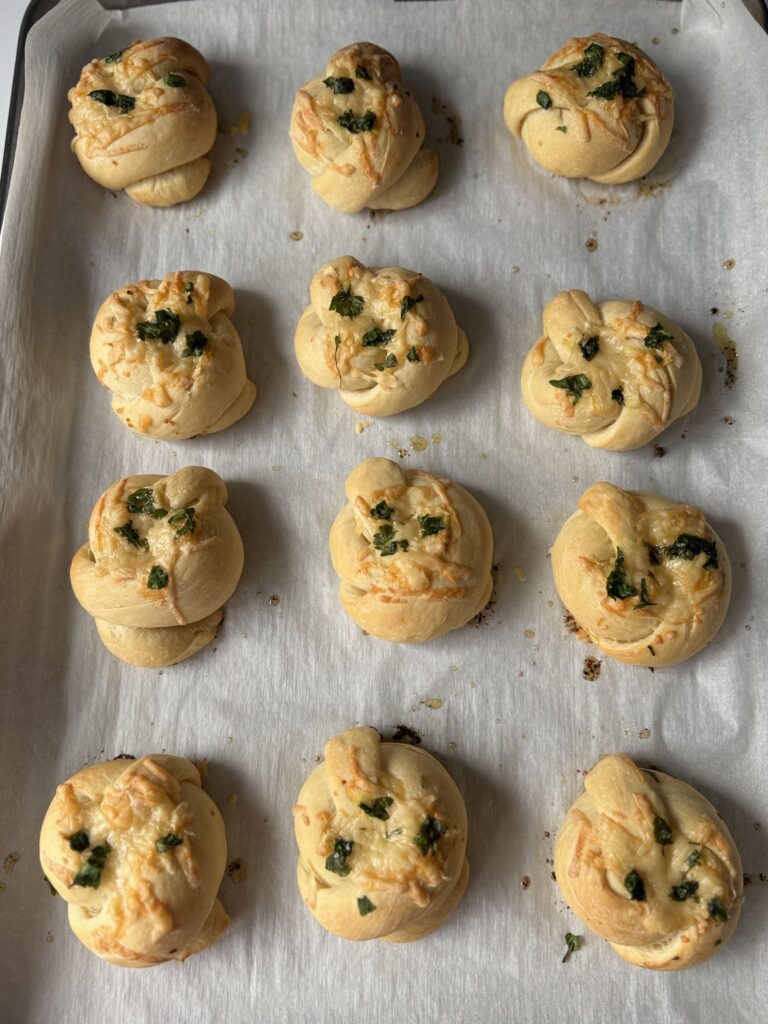 sourdough discard garlic knots