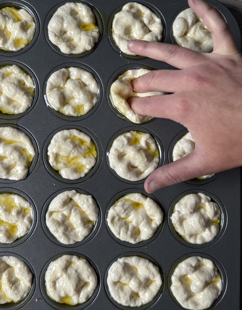 topping focaccia mufins