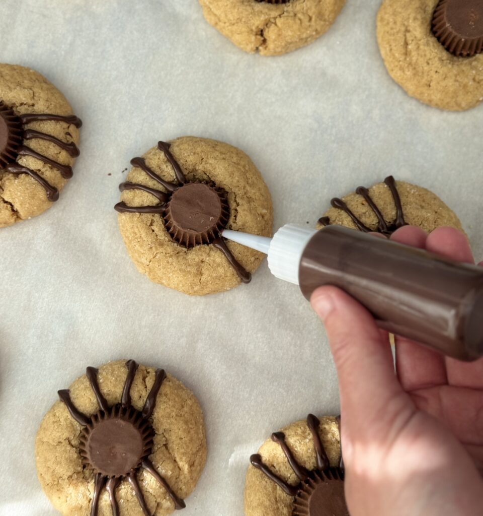 decorating spider cookies