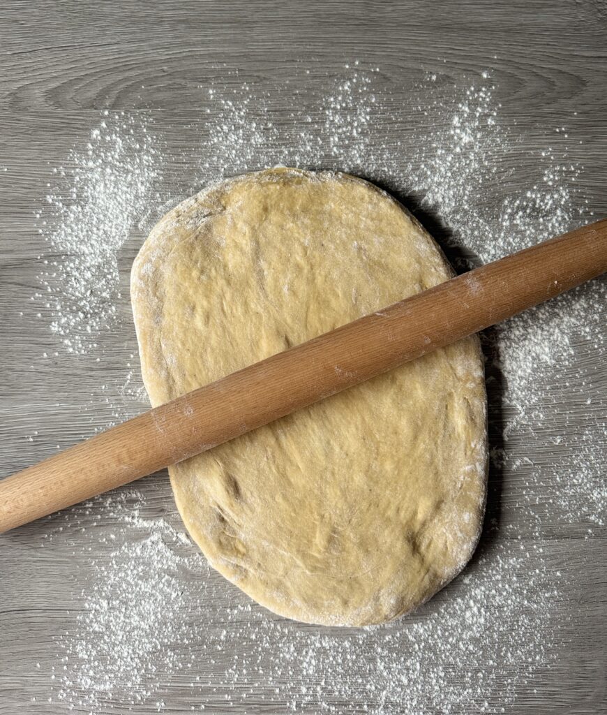 shaping gingerbread rolls