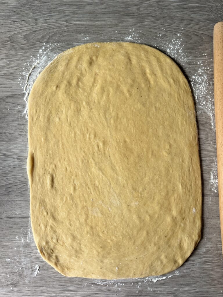 shaping gingerbread rolls