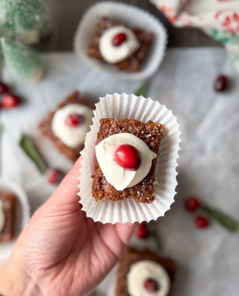 assembling gingerbread cake