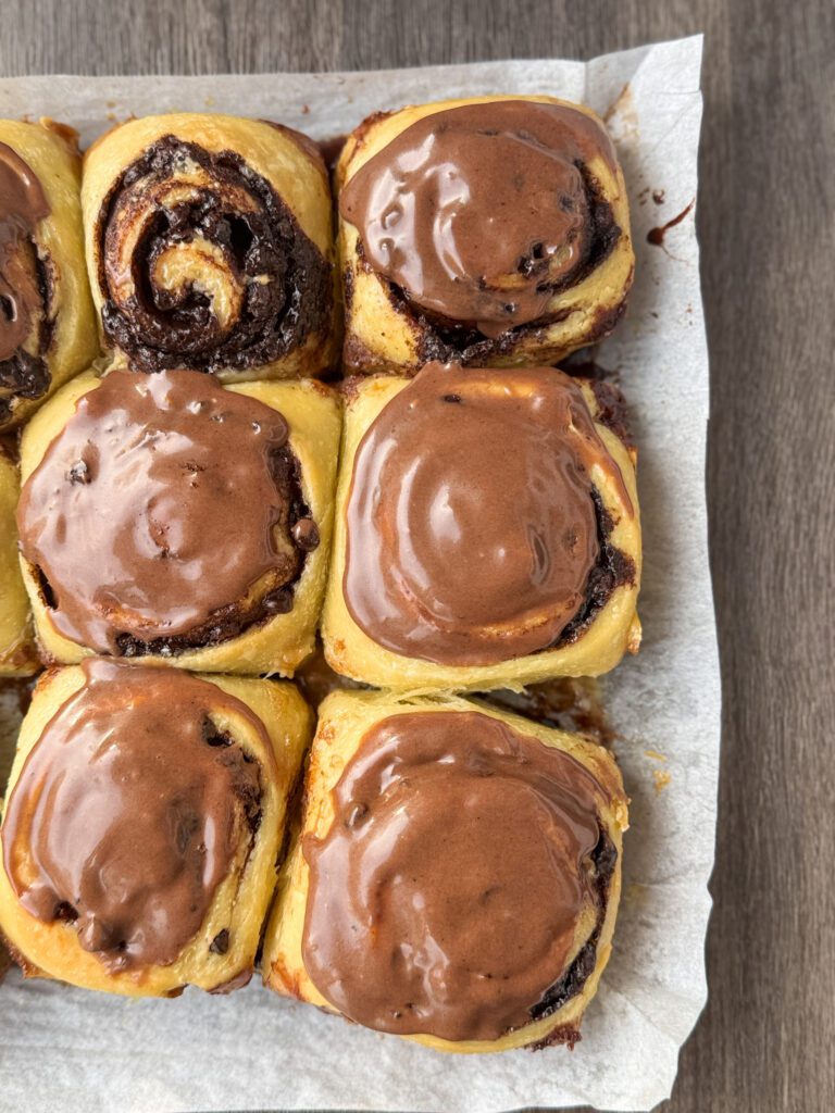 frosting cinnamon rolls