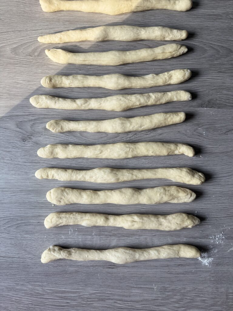 shaping garlic knots