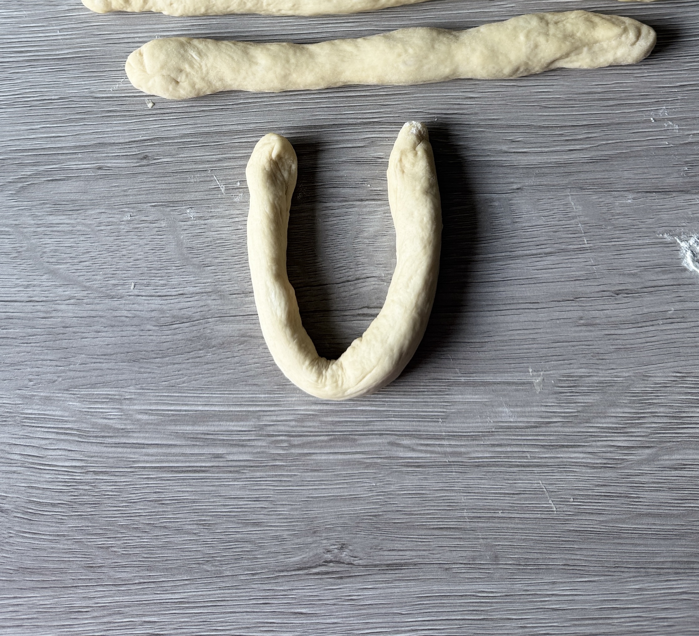 shaping garlic knots