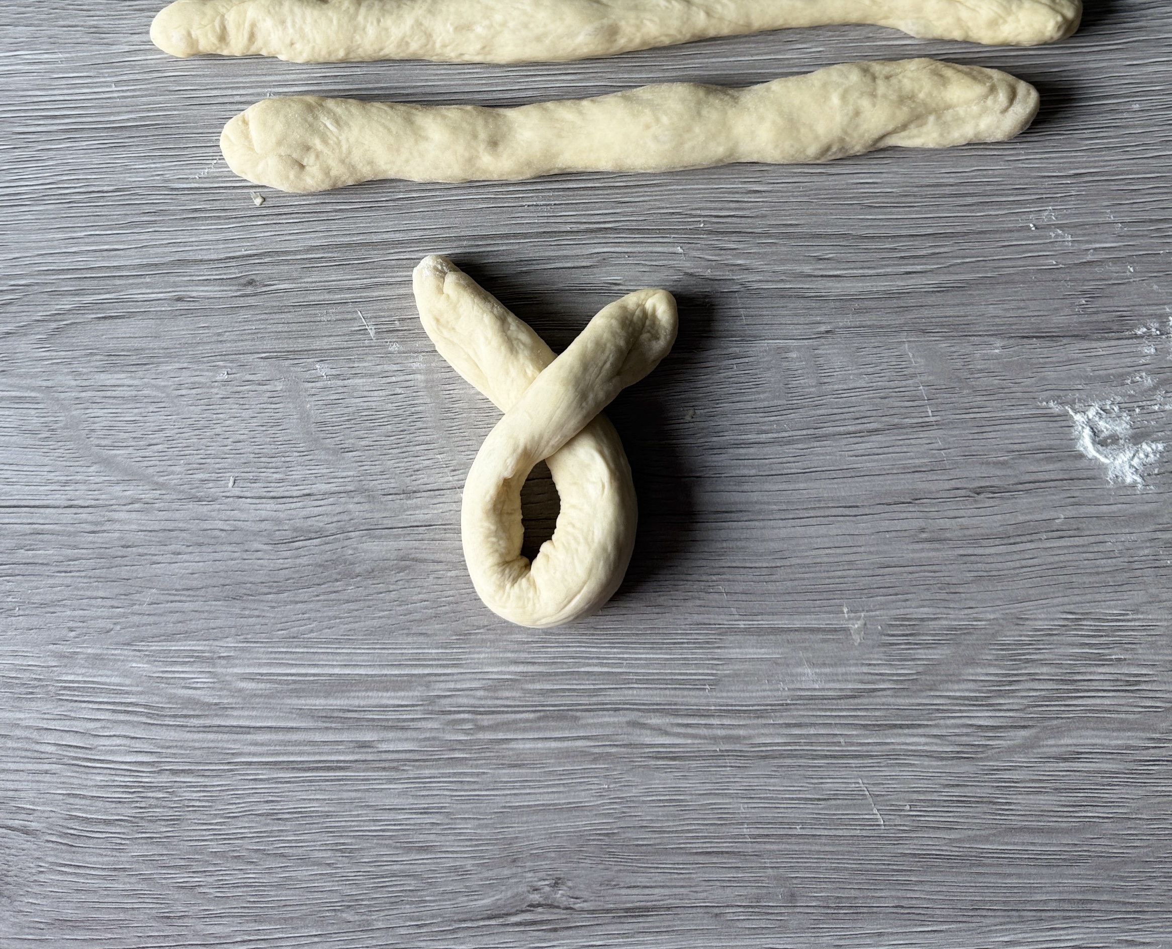 shaping garlic knots