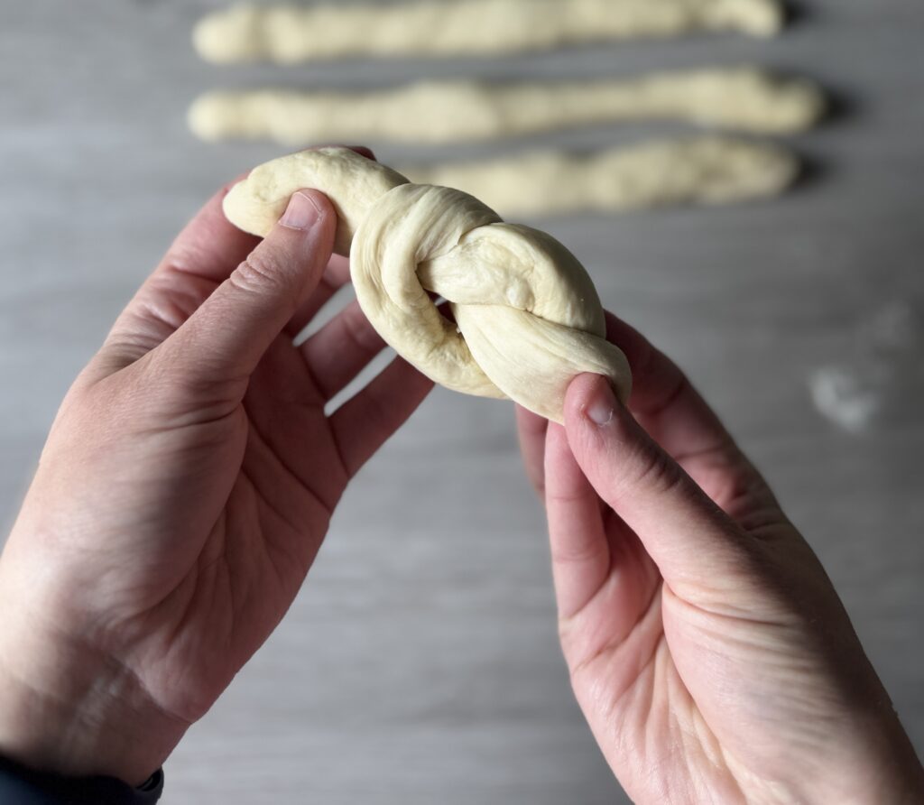 shaping garlic knots