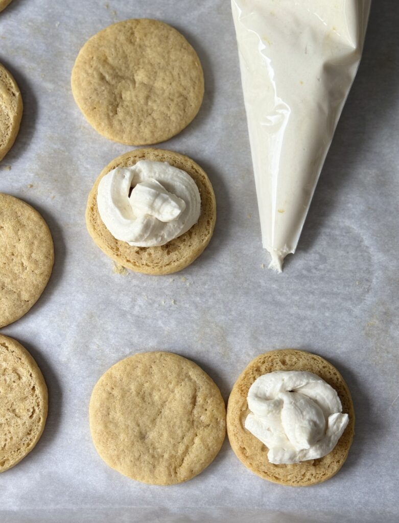 filling Oreo cookies